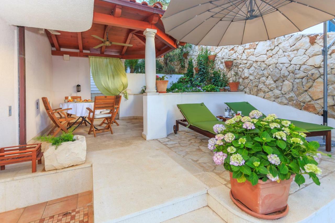 Holiday Home Lola, Sea On A Palm! Heated Pool Трогир Номер фото