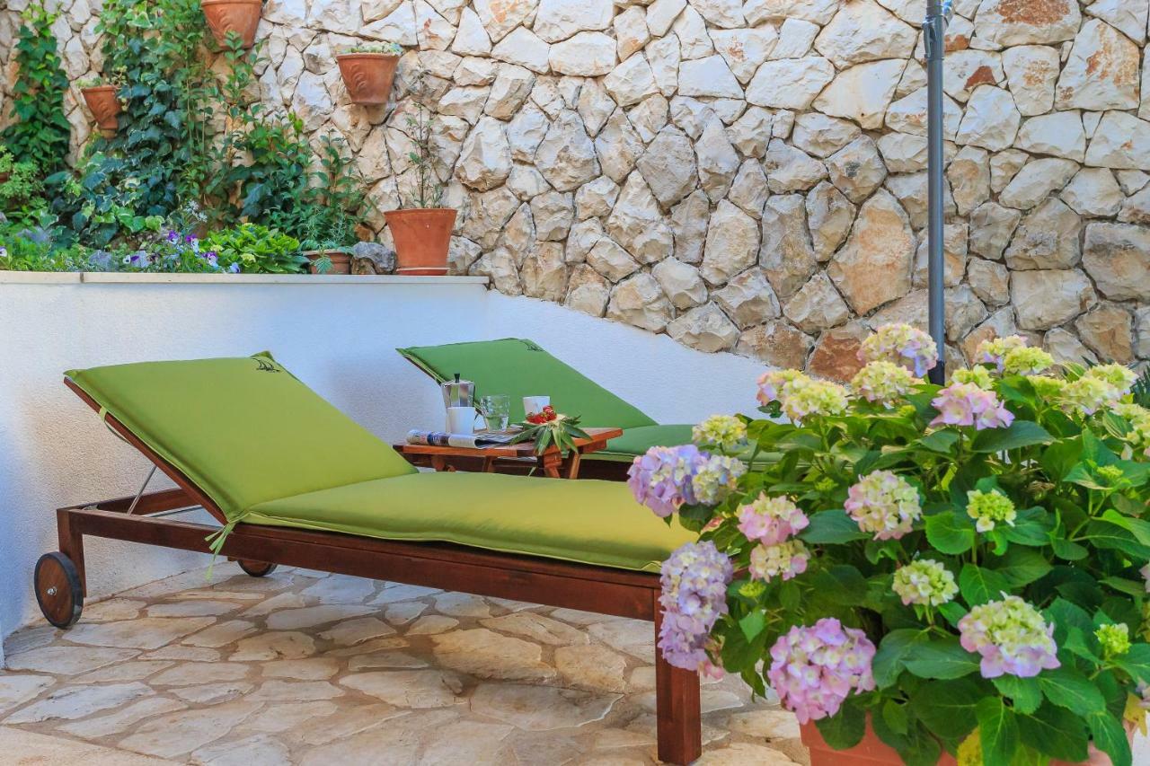 Holiday Home Lola, Sea On A Palm! Heated Pool Трогир Экстерьер фото