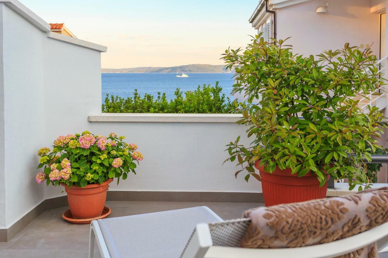 Holiday Home Lola, Sea On A Palm! Heated Pool Трогир Экстерьер фото