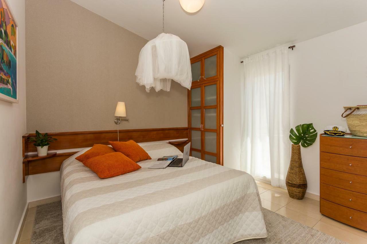 Holiday Home Lola, Sea On A Palm! Heated Pool Трогир Экстерьер фото