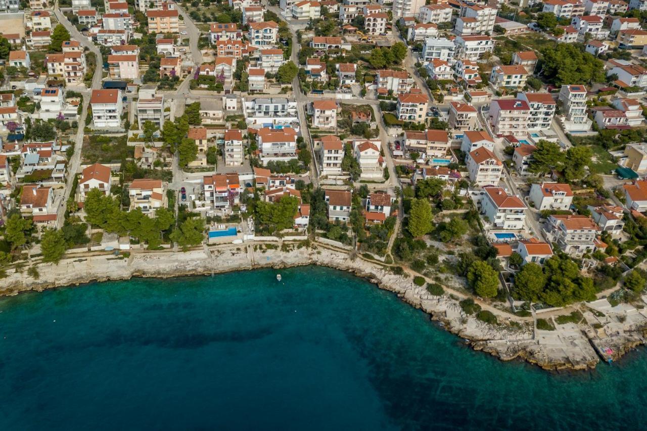 Holiday Home Lola, Sea On A Palm! Heated Pool Трогир Экстерьер фото